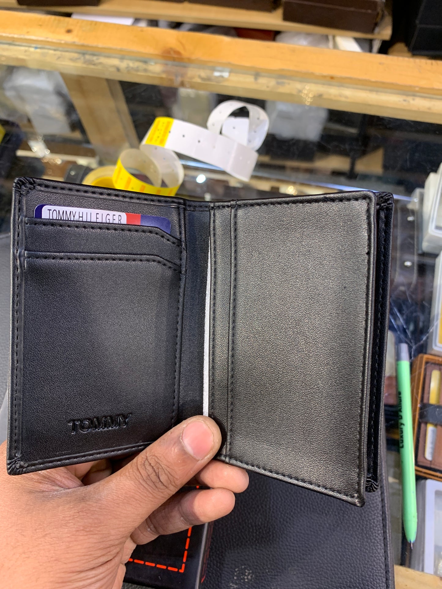 MOT TOM Black Colour Italian Leather Imported Unisex Cardholder 990439