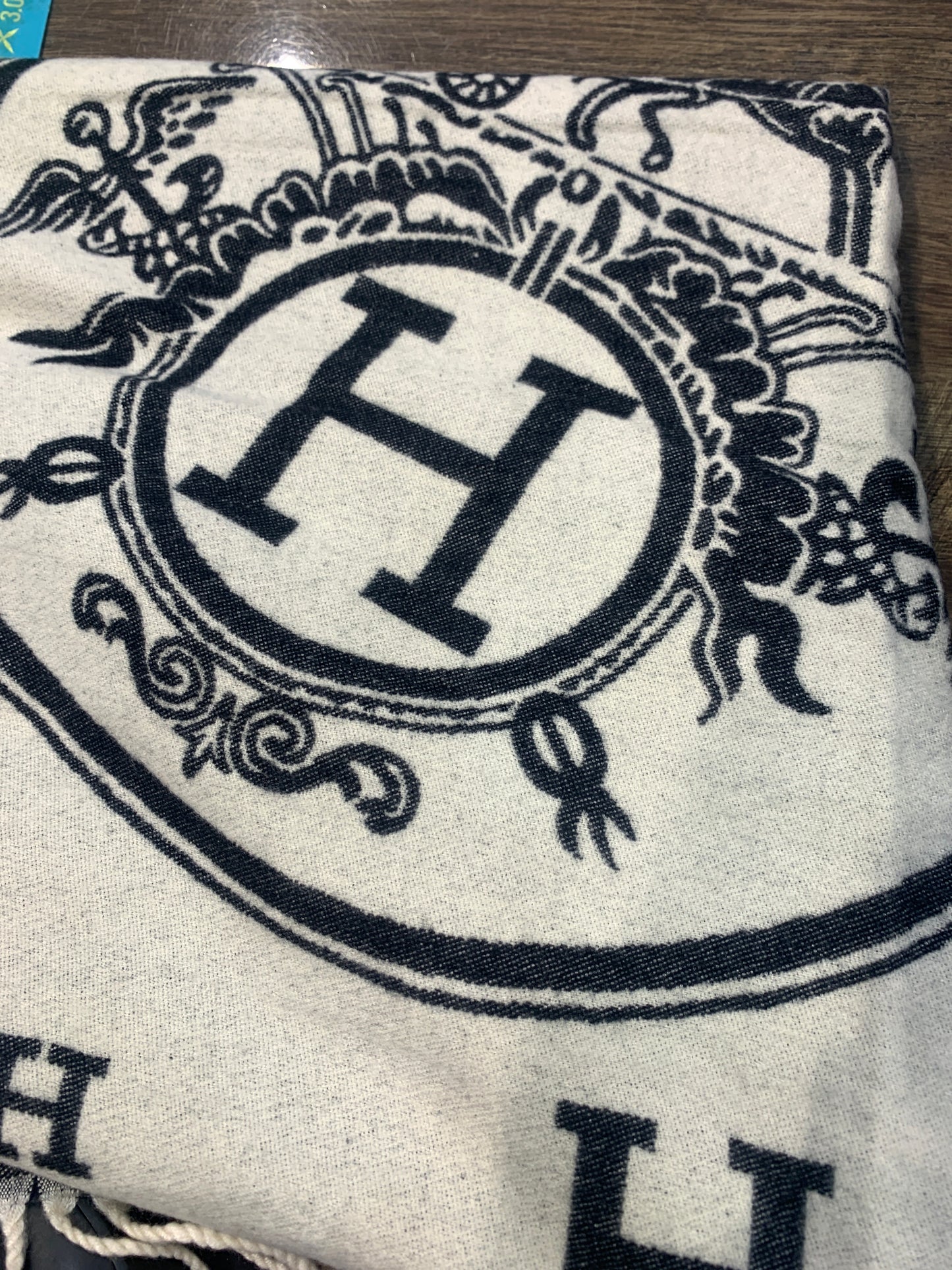 REH stole Unisex White Colour H9051