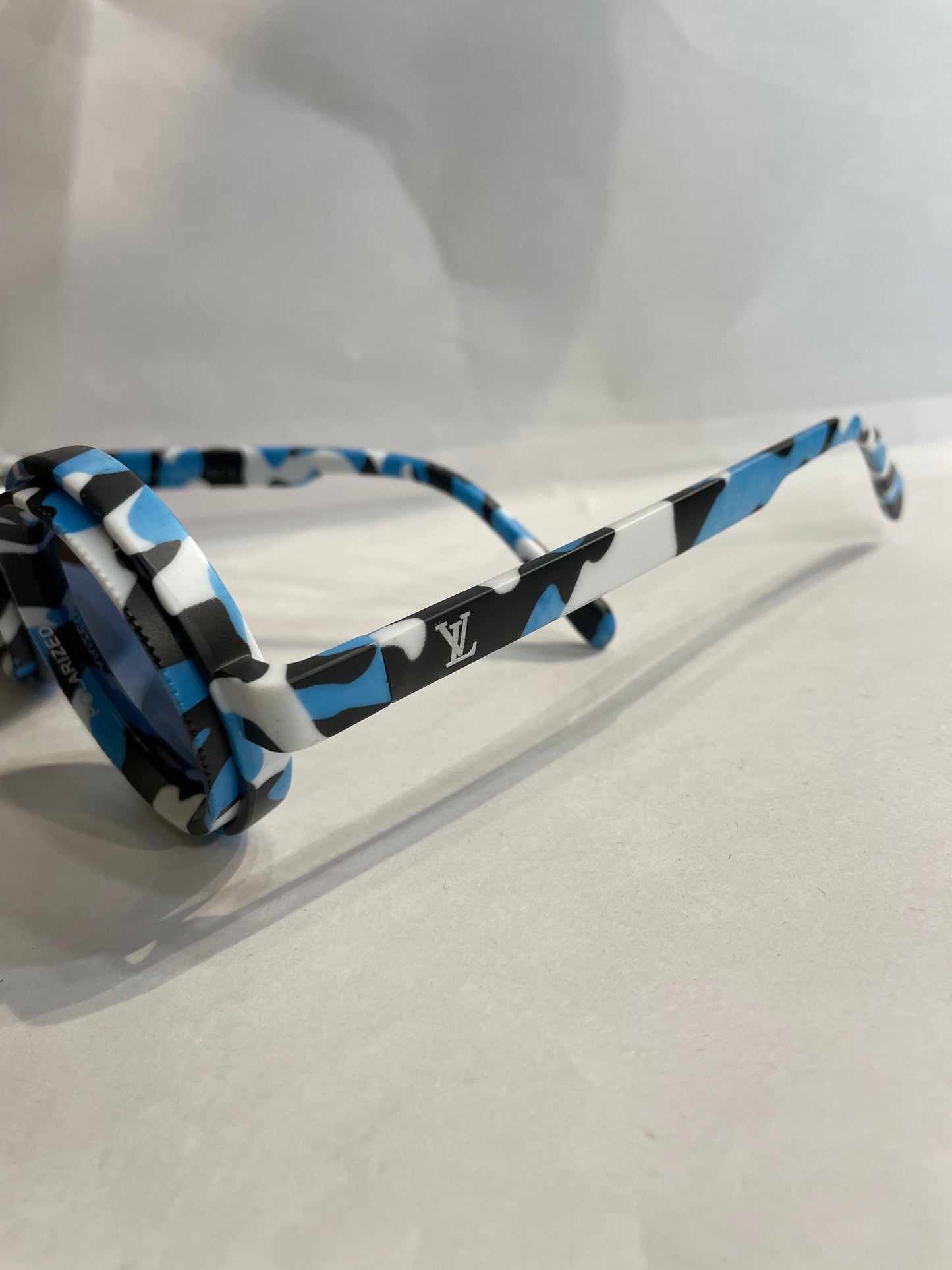 UOL LV Blue White Black Frame Blue Shade Unisex Sunglass XH-98357P-2 C9 43 20 133