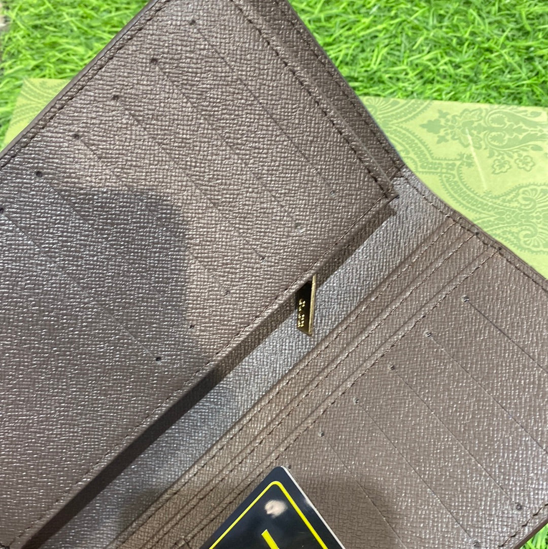 CUG Brown Colour Branded Luxury Italian Leather Long Wallet Model Silk Screen Apricot Bee 62665022