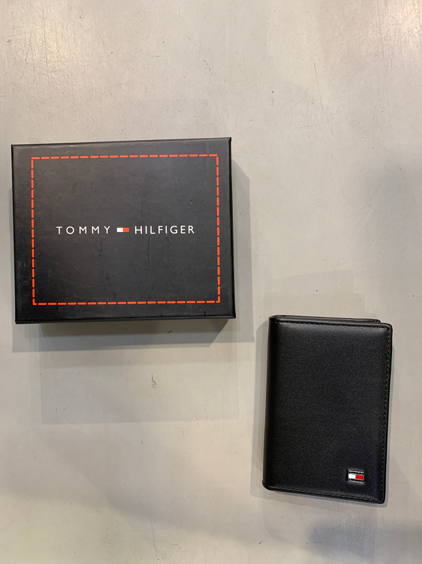 MOT TOM Black Colour Italian Leather Imported Unisex Cardholder 990439