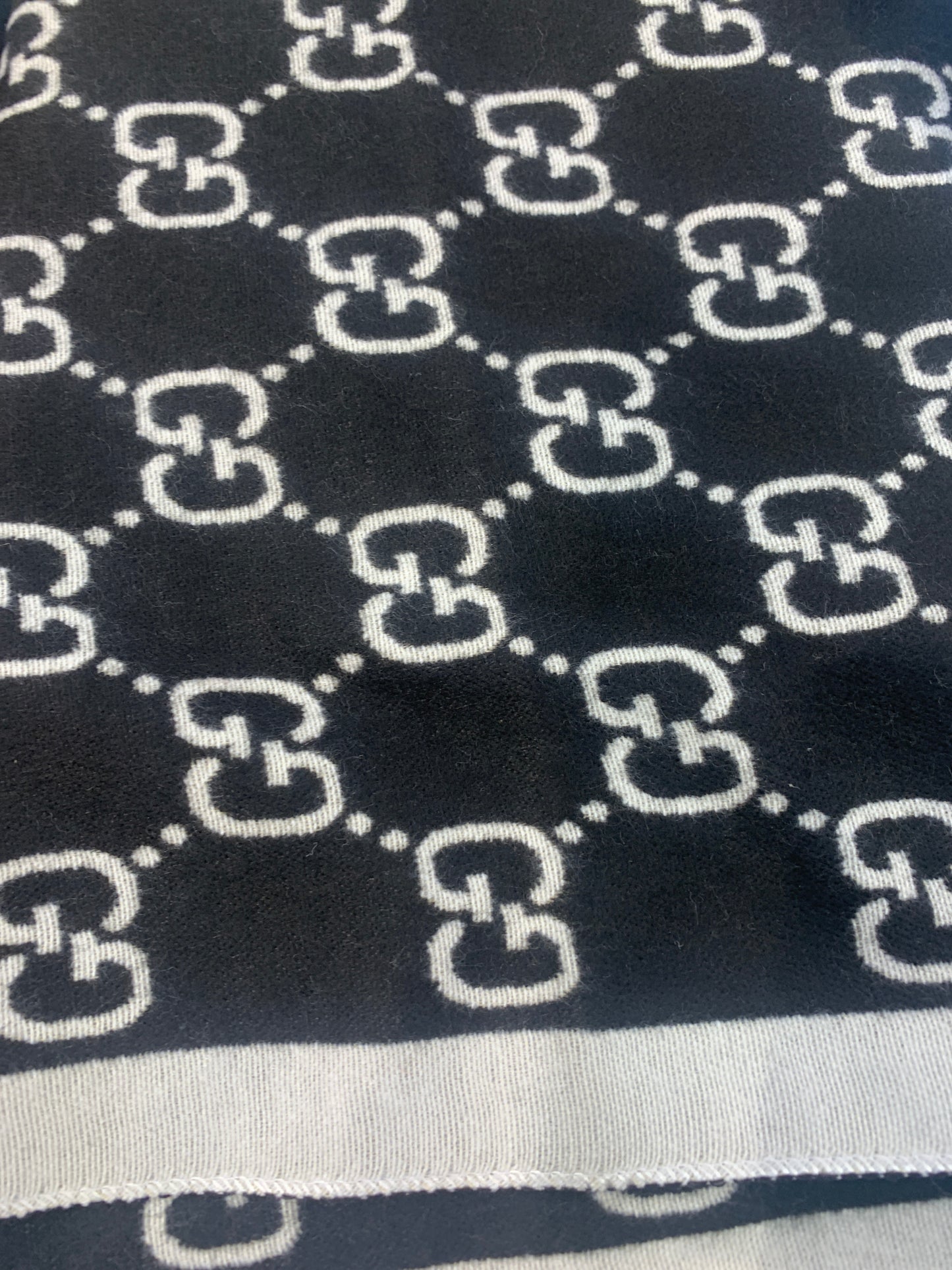 CUG stole Unisex Black Colour H9065