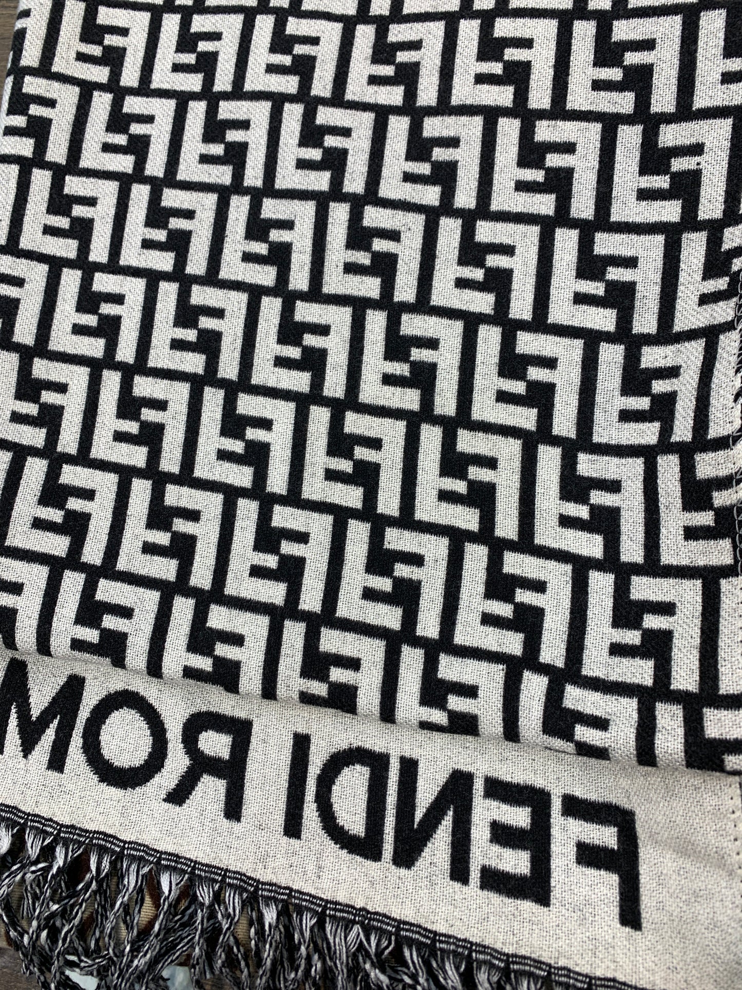 NEF Black White Colour Unsex stole 90941
