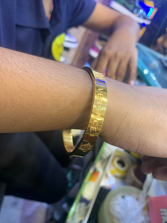 Ver Gold  Bracelet With Fine Finishing For Unisex 502336