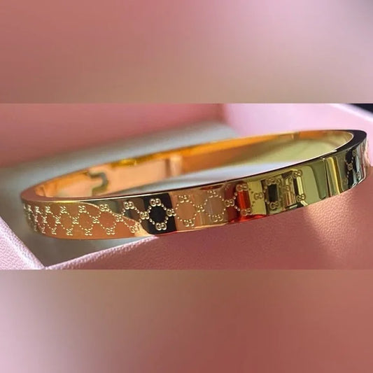 CUG Gold Color Premium Luxurious Men's Bracelet Bracelet With Fine Finishing For Unisex 502326